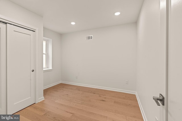 entryway with light wood-style floors, baseboards, visible vents, and recessed lighting