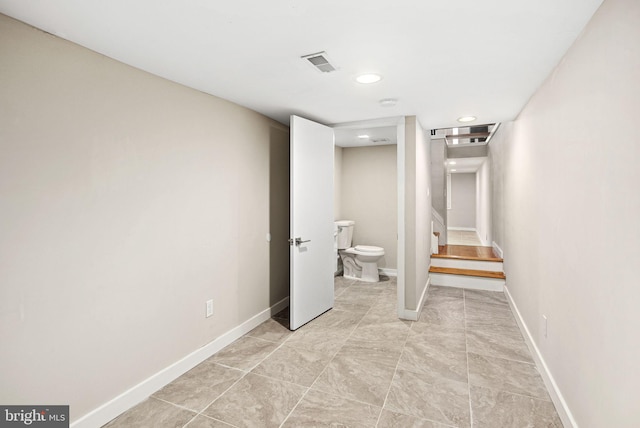 interior space featuring toilet, baseboards, visible vents, and recessed lighting