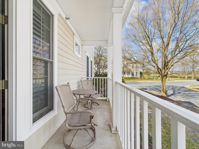 balcony featuring covered porch