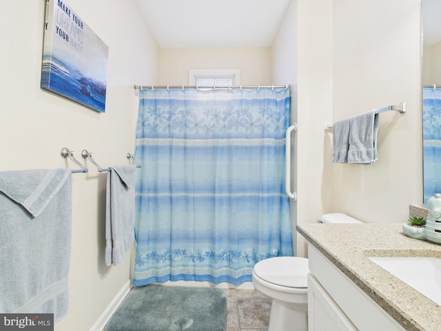 bathroom featuring toilet, a shower with shower curtain, and vanity