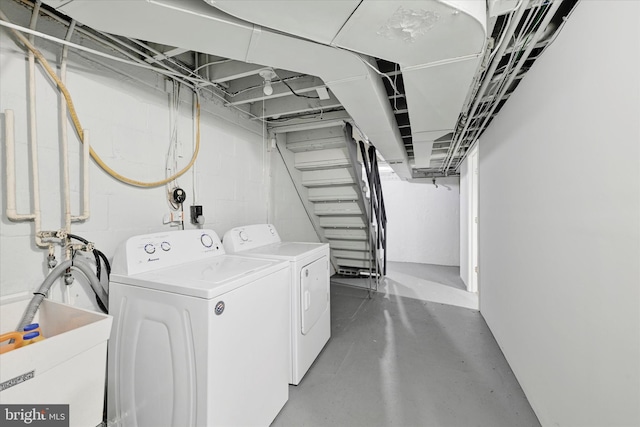 washroom with laundry area and washer and clothes dryer