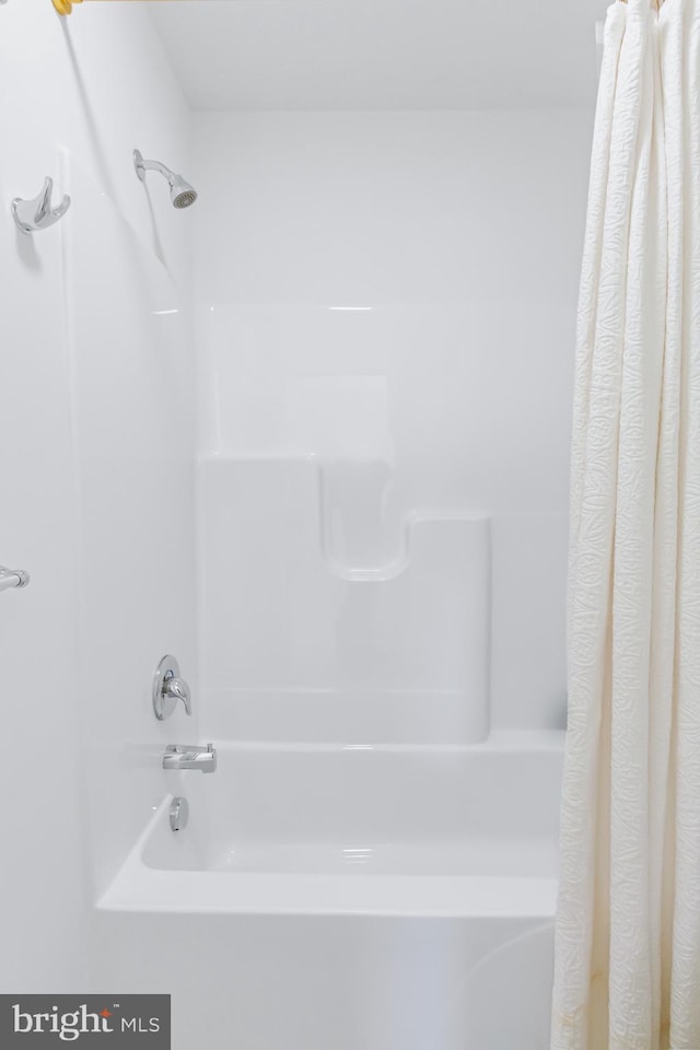 full bathroom featuring shower / bathtub combination with curtain