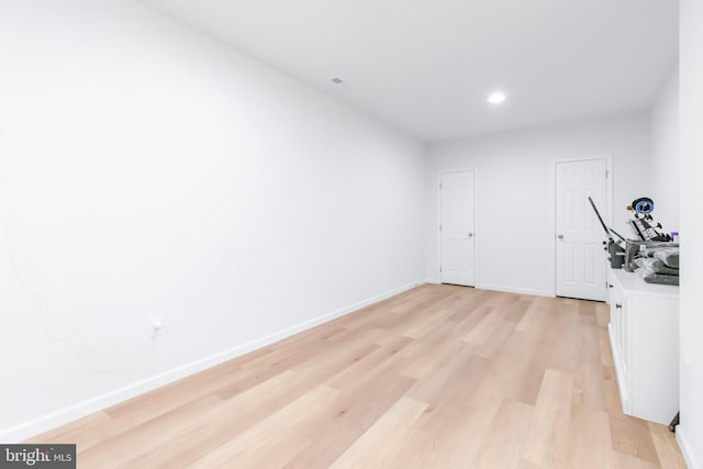 empty room featuring light wood-style flooring, recessed lighting, and baseboards