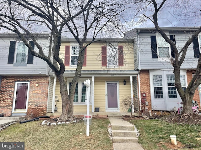 view of front of property featuring brick siding and a front lawn