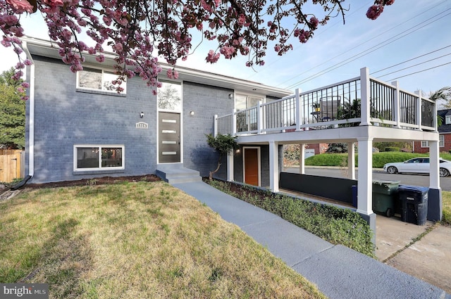 townhome / multi-family property featuring a front yard and brick siding