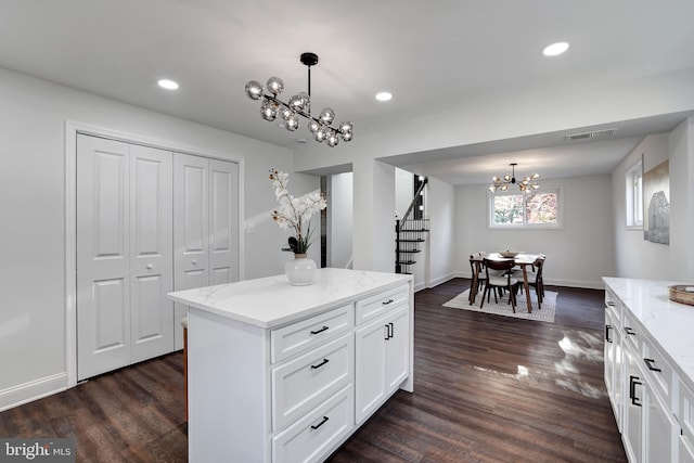 kitchen featuring dark wood-style floors, an inviting chandelier, visible vents, and white cabinetry