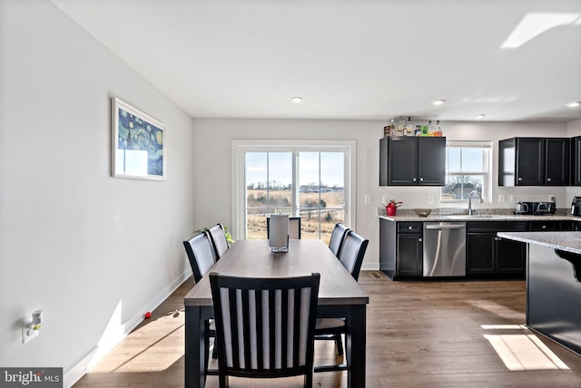 dining room with recessed lighting, light wood-style flooring, and baseboards