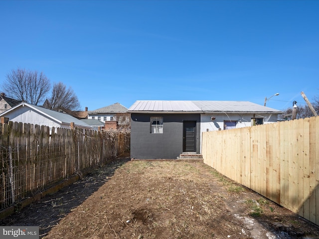 view of yard featuring an outdoor structure and a fenced backyard