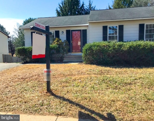 ranch-style home with entry steps and a front yard