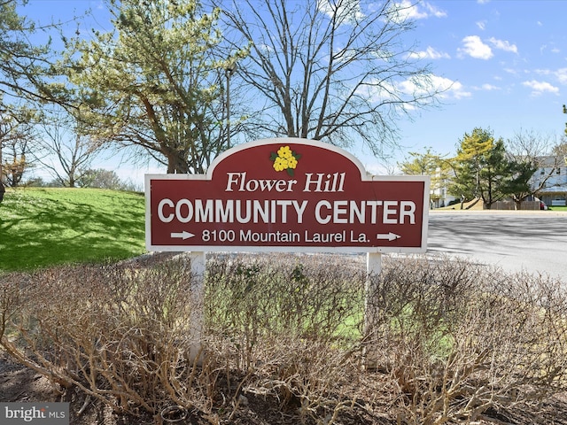 community sign featuring a yard