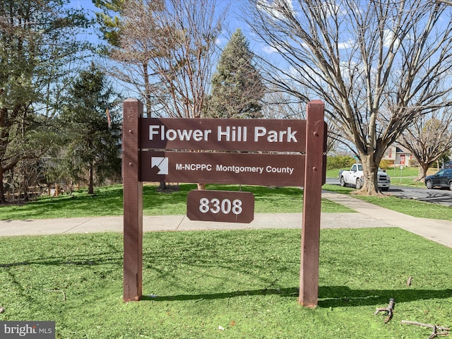 community sign with a lawn