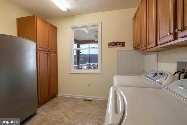 laundry room featuring cabinet space, baseboards, visible vents, ceiling fan, and washer and dryer