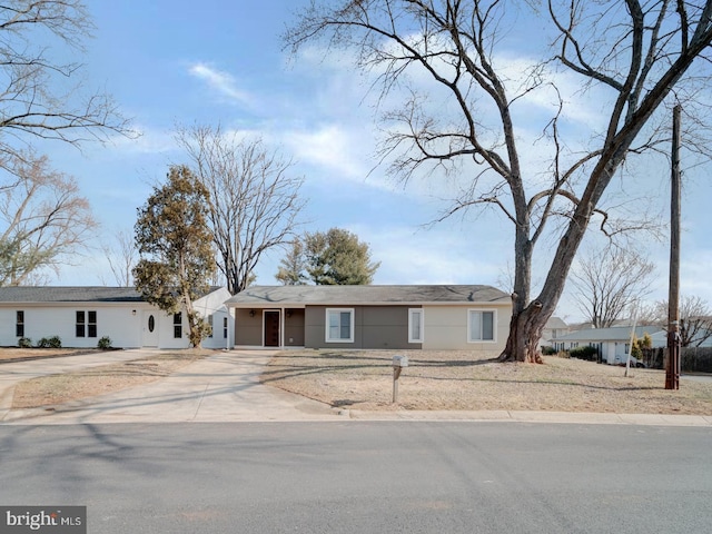 single story home with driveway