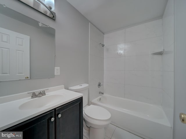 full bath featuring toilet, vanity, and washtub / shower combination