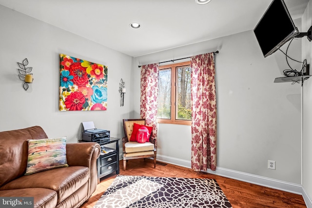 living area featuring visible vents, recessed lighting, wood finished floors, and baseboards