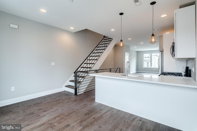 kitchen featuring visible vents, white cabinets, range, dark wood-style floors, and stainless steel microwave