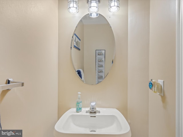 bathroom featuring a sink