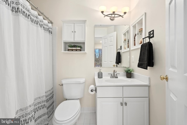 bathroom with curtained shower, baseboards, toilet, and vanity