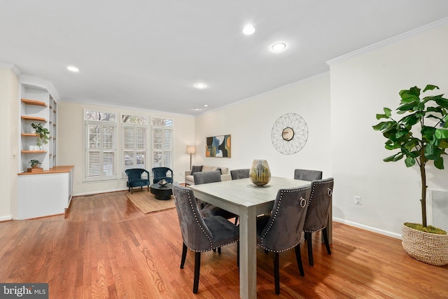 dining area featuring recessed lighting, baseboards, wood finished floors, and ornamental molding