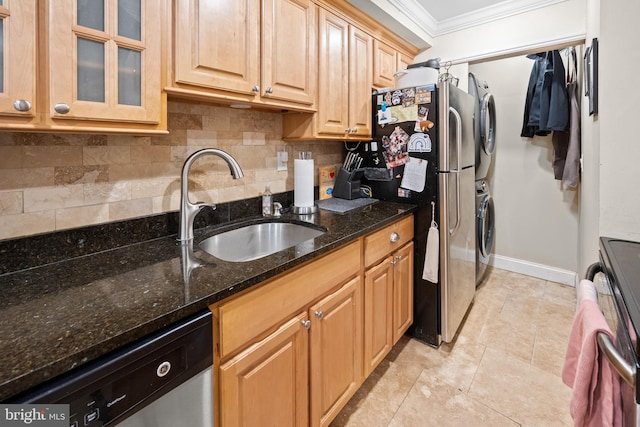 kitchen with a sink, tasteful backsplash, stacked washing maching and dryer, stainless steel appliances, and crown molding