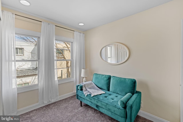 living area with carpet floors, baseboards, and recessed lighting