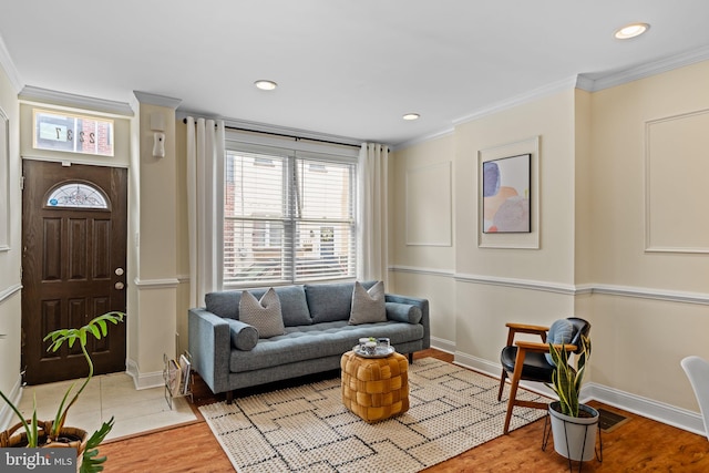 living room with baseboards, recessed lighting, wood finished floors, and crown molding