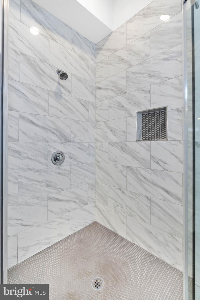 bathroom featuring tiled shower