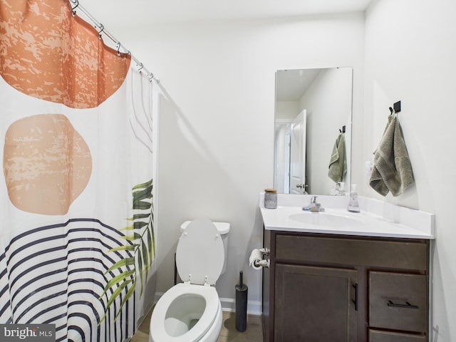 full bathroom with baseboards, vanity, toilet, and a shower with curtain