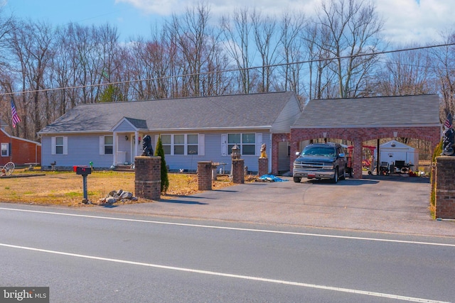 view of front facade with a front yard and driveway