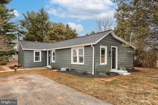 ranch-style house featuring a shingled roof