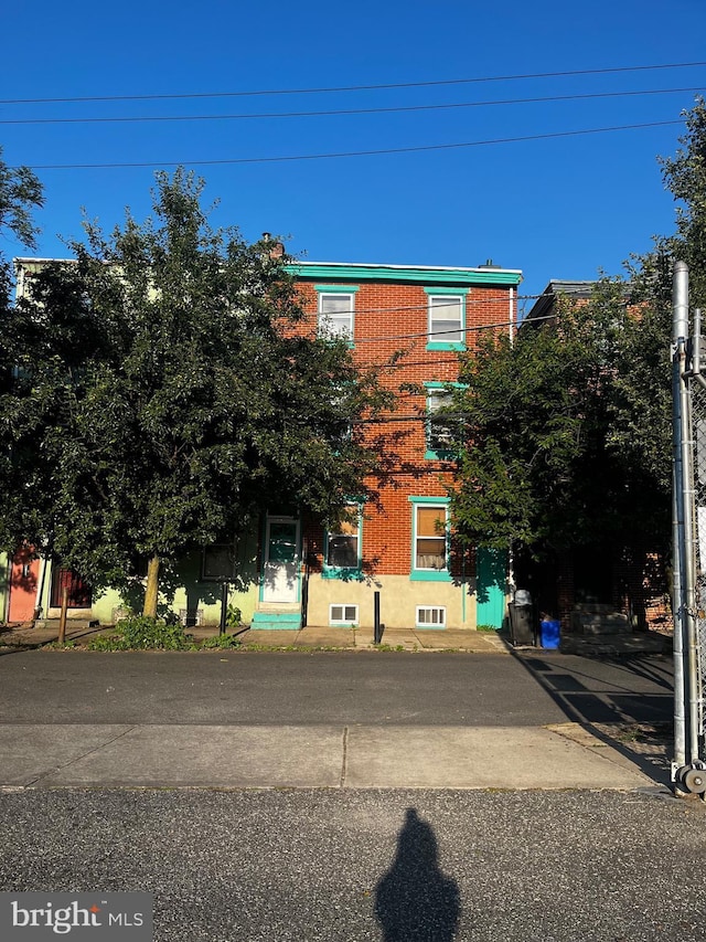 view of front facade featuring brick siding