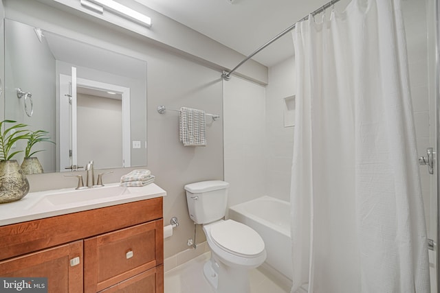 bathroom featuring vanity, shower / tub combo, toilet, and baseboards