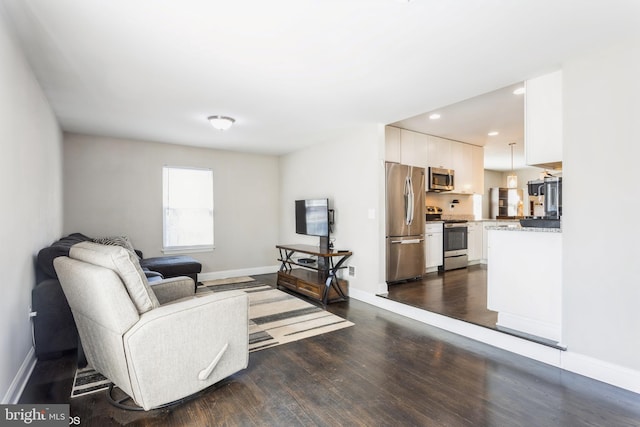 living area featuring dark wood-style floors, recessed lighting, and baseboards