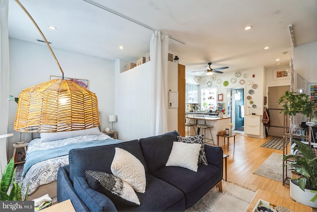 living area with ceiling fan, light wood-type flooring, and recessed lighting