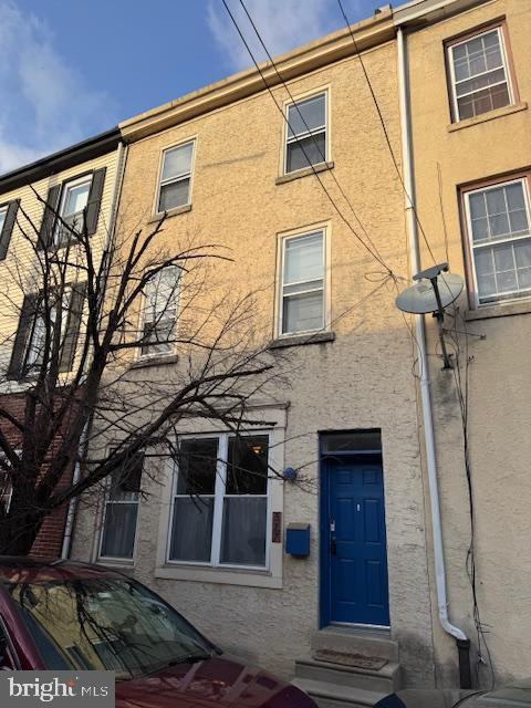 view of front of property featuring stucco siding