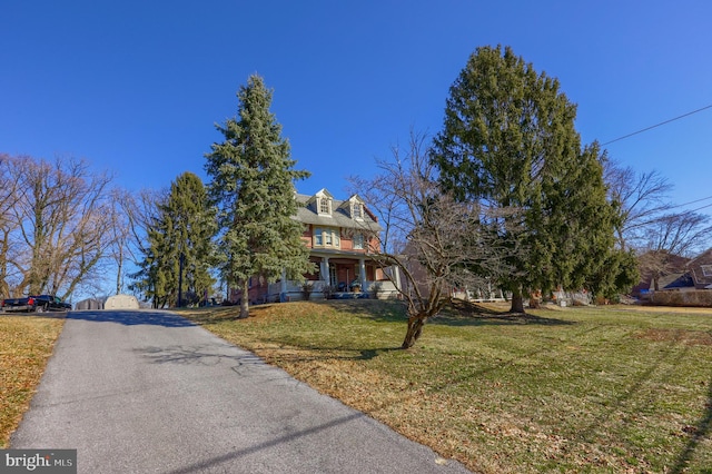 view of front of property featuring a front yard and driveway