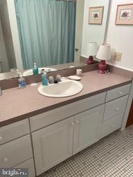 full bath with vanity