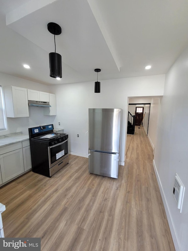 kitchen with baseboards, hanging light fixtures, stainless steel appliances, light wood-style floors, and recessed lighting