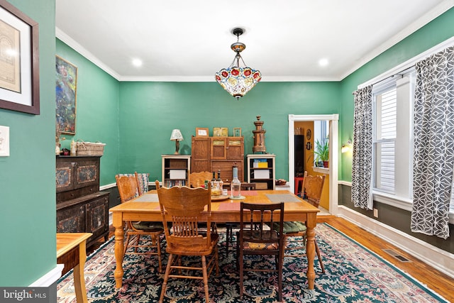 dining room with recessed lighting, ornamental molding, baseboards, visible vents, and wood finished floors