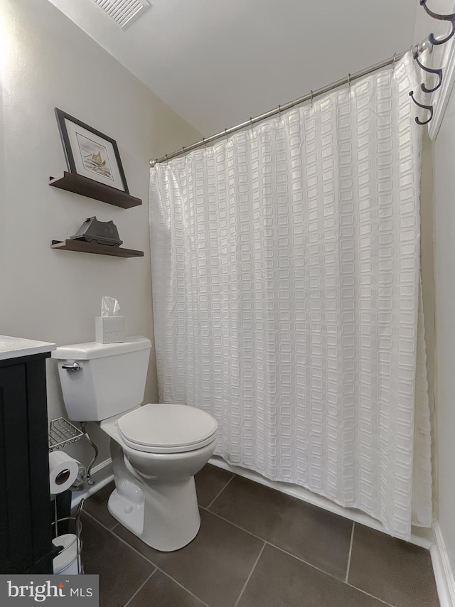 full bathroom featuring visible vents, baseboards, toilet, a shower with shower curtain, and tile patterned floors