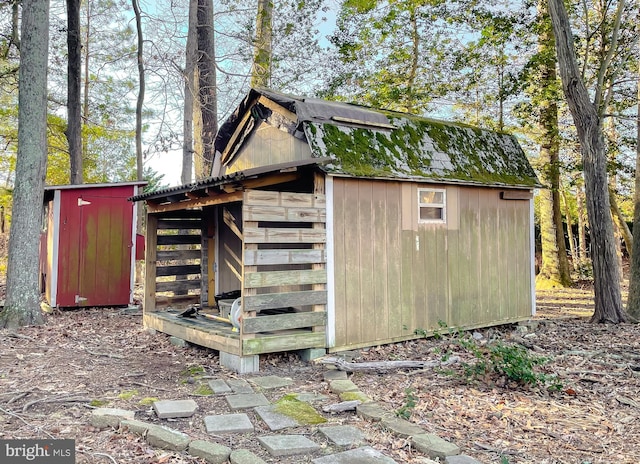 view of outdoor structure with an outbuilding