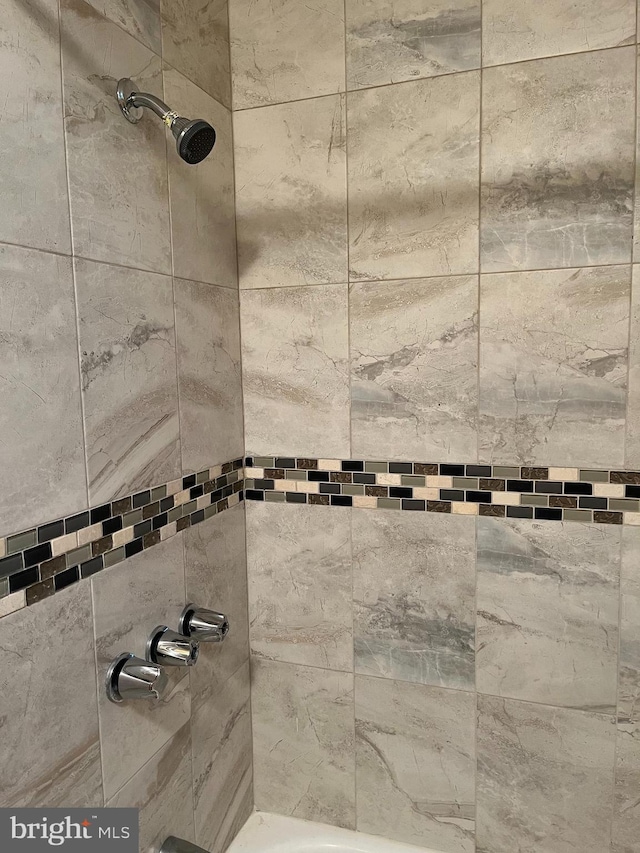 room details featuring tiled shower