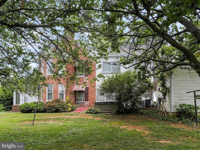 view of front of house with a front lawn and brick siding