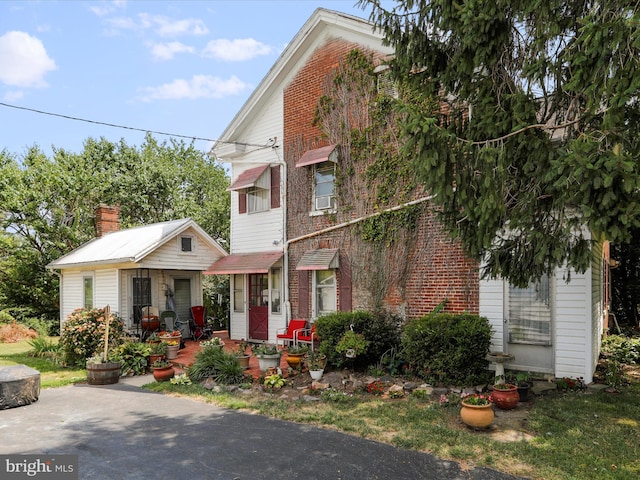 view of front facade featuring brick siding