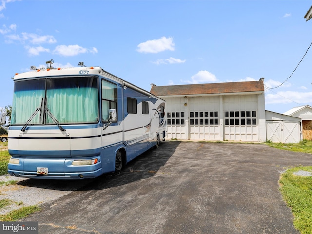 manufactured / mobile home featuring a detached garage