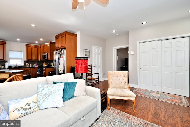 living room with recessed lighting, visible vents, light wood-style floors, ceiling fan, and baseboards