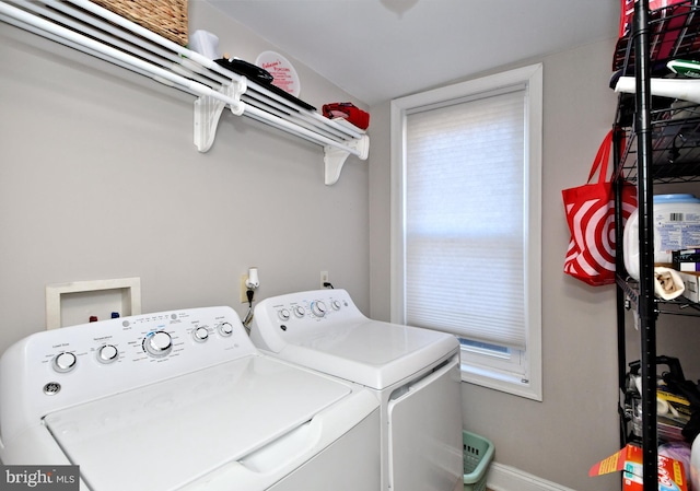 laundry room featuring laundry area, baseboards, and independent washer and dryer