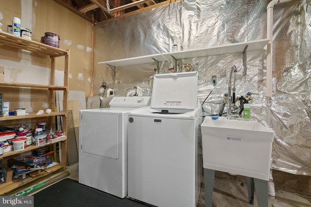 washroom featuring a sink and washing machine and clothes dryer