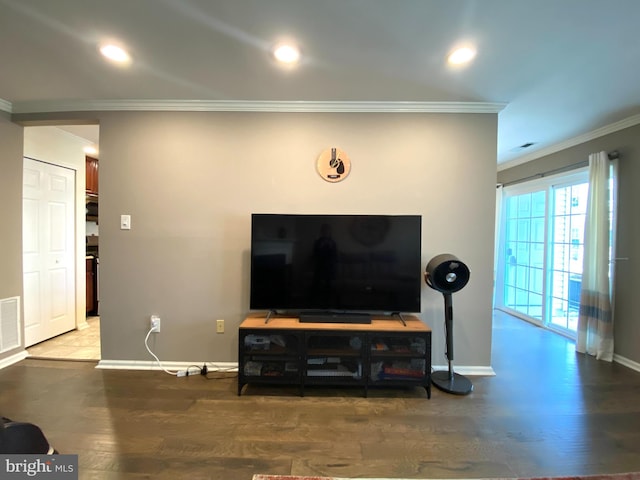 living area featuring ornamental molding, recessed lighting, wood finished floors, and baseboards