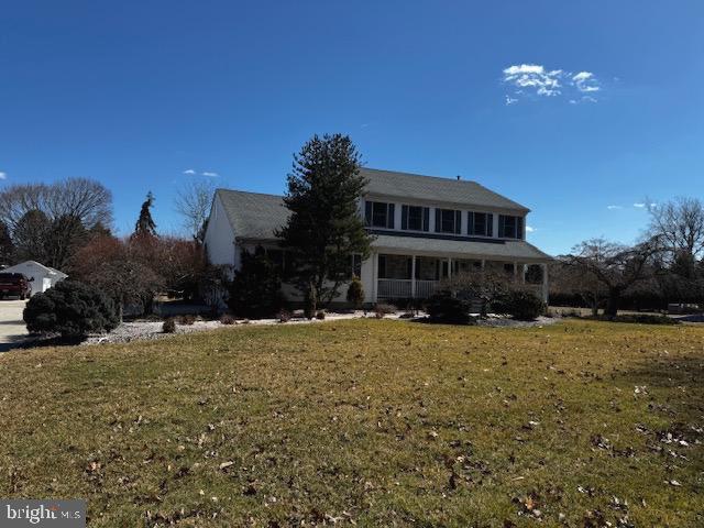 view of front of house with a front lawn